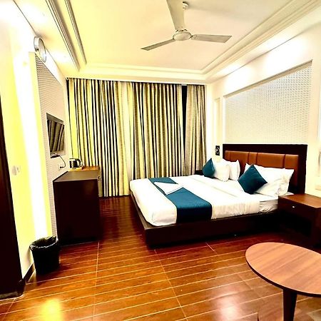 Hotel The Imperio Új-Delhi Kültér fotó
