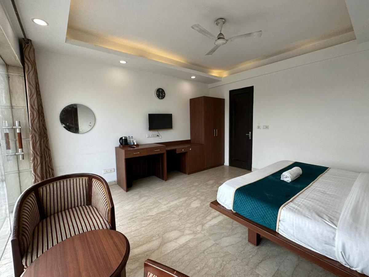 Hotel The Imperio Új-Delhi Kültér fotó