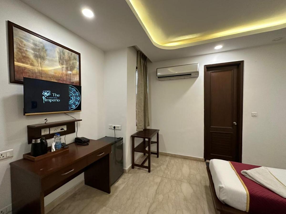 Hotel The Imperio Új-Delhi Kültér fotó