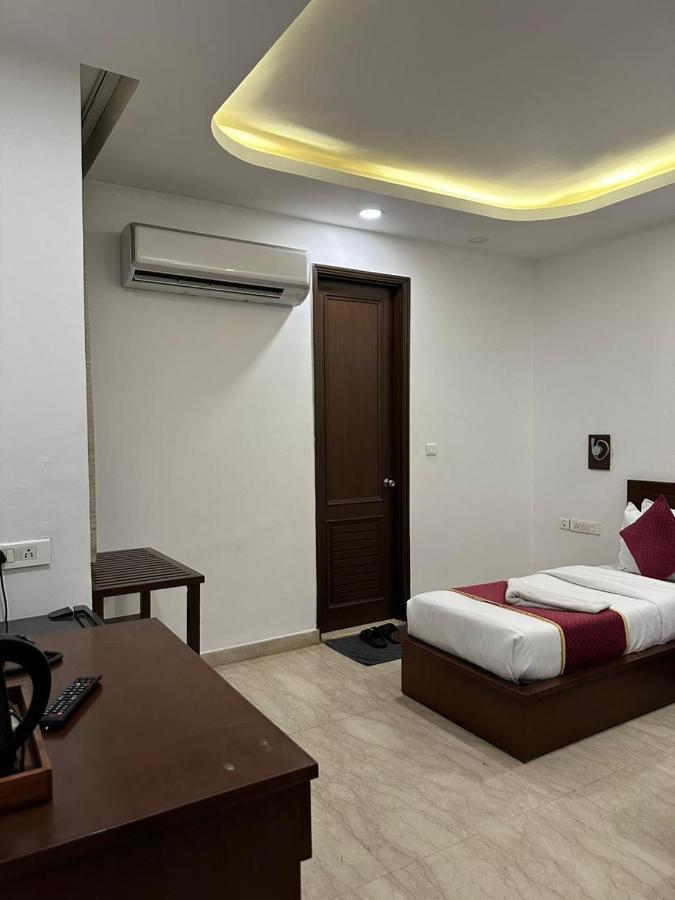 Hotel The Imperio Új-Delhi Kültér fotó