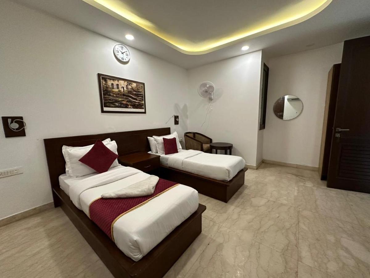 Hotel The Imperio Új-Delhi Kültér fotó