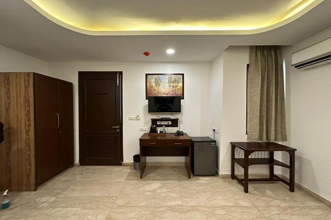 Hotel The Imperio Új-Delhi Kültér fotó